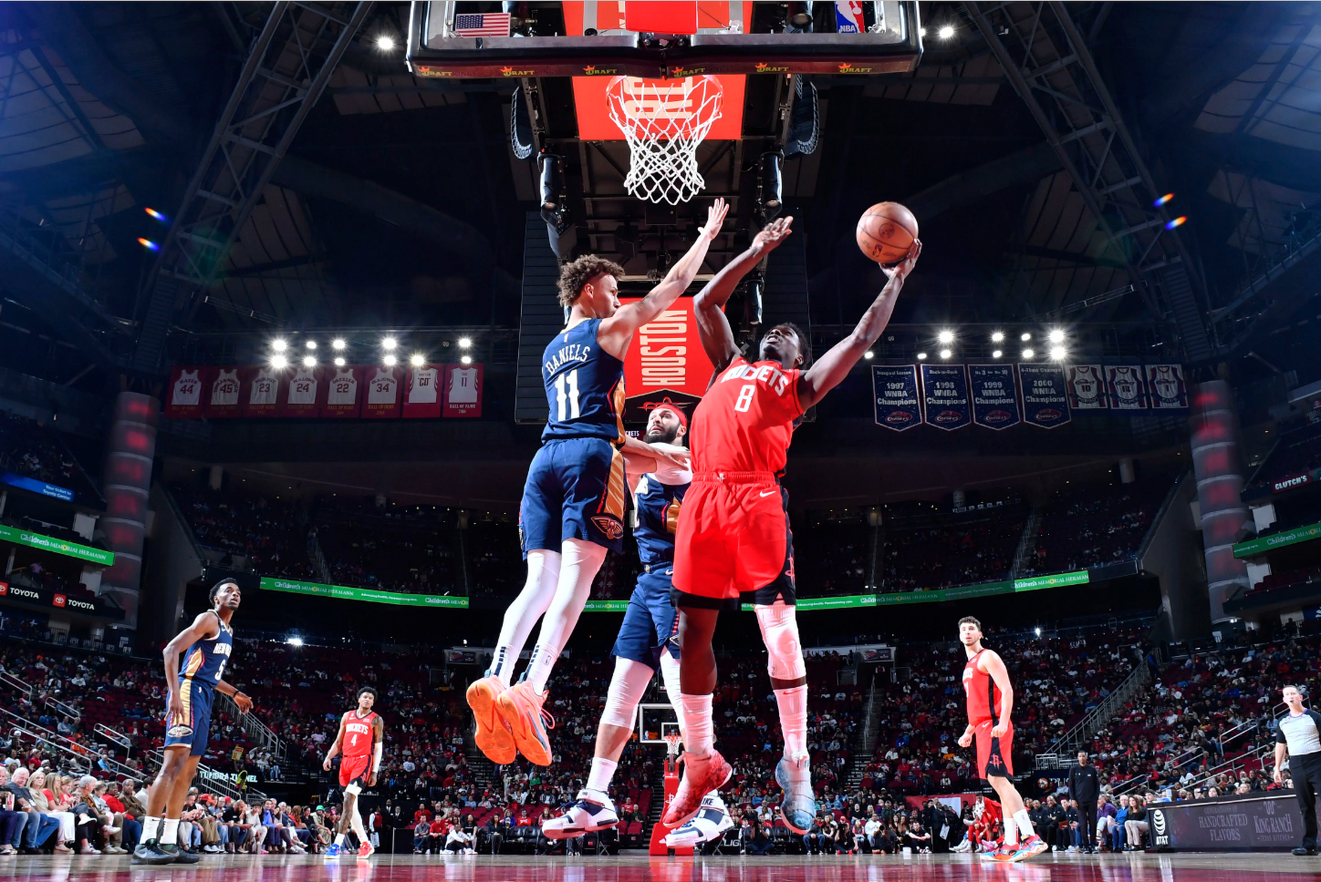 火箭轻取辽宁队，麦科勒姆扛起全队