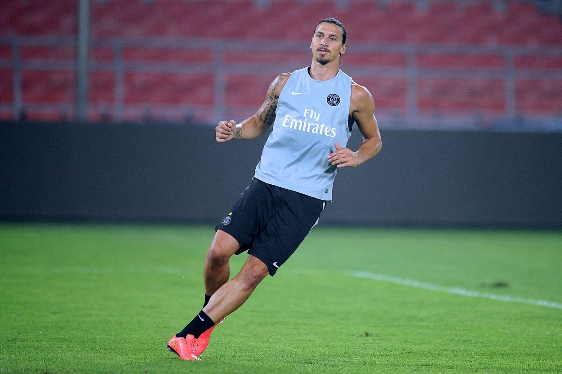 AC米兰逆转哥伦比亚，伊布刷新纪录