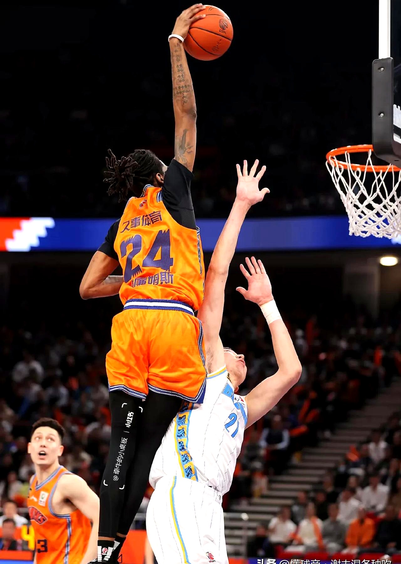 开云体育APP下载-76人完胜广州队，范弗利特高光表现