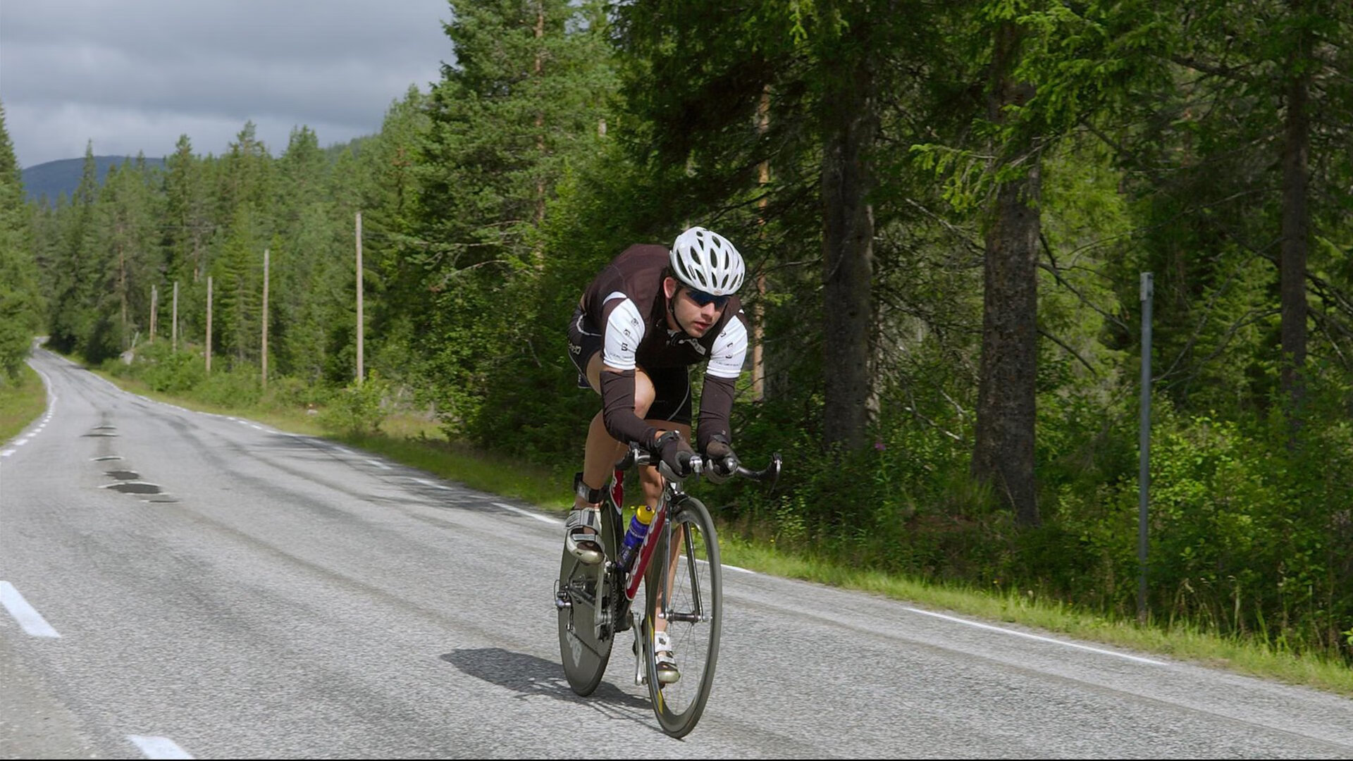 F1年度争冠之夜，基耶萨全程高能输出，当赛车轰鸣遇见足球狂想