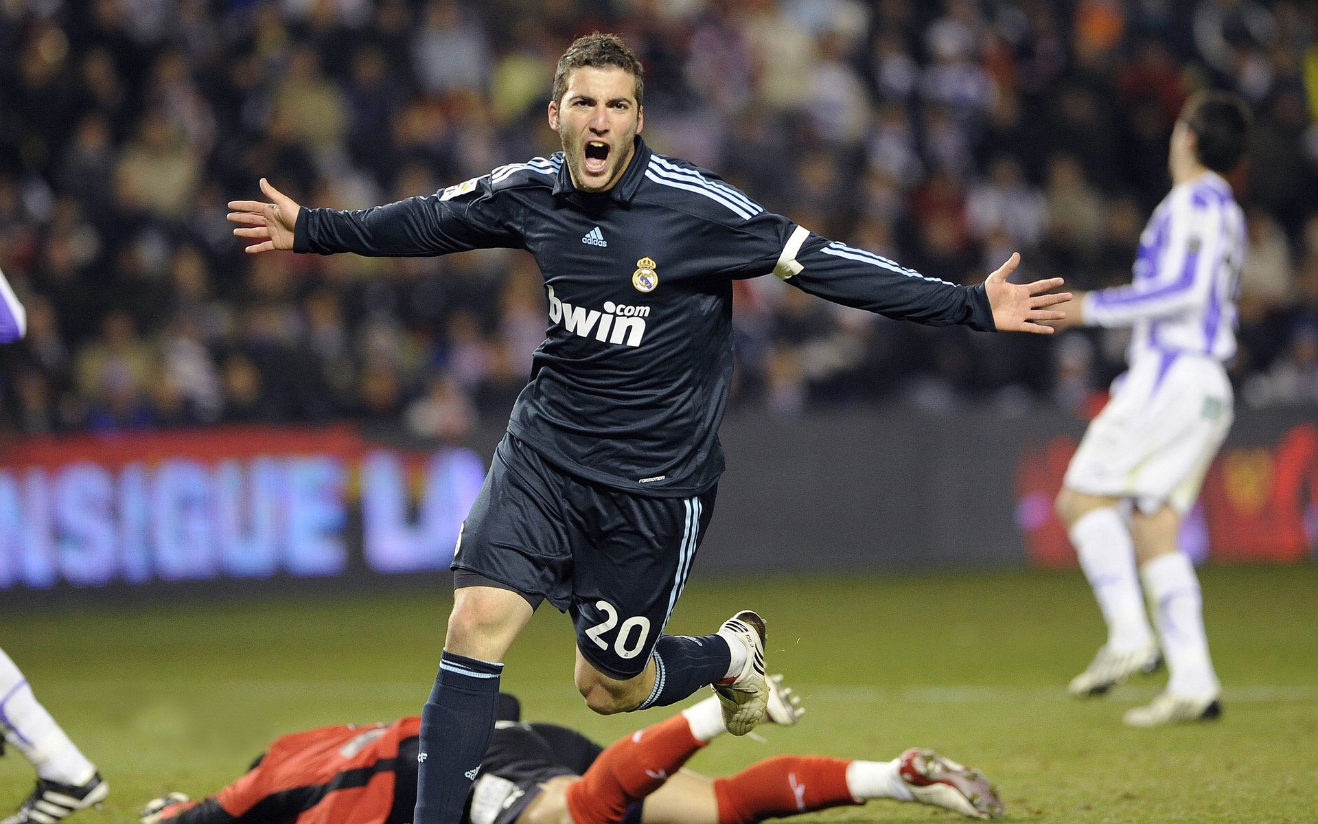 开云体育在线-F1年度争冠之夜，巴尔韦德关键进球定乾坤