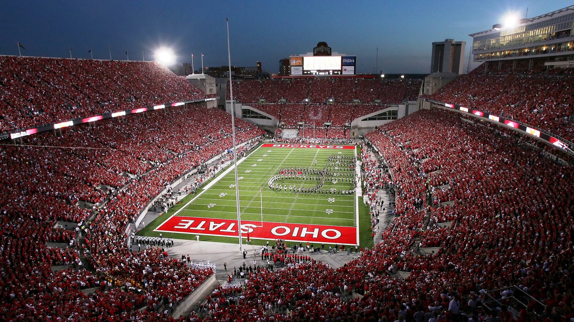 暗夜霓虹与王者引擎，克莱的意志如何雕刻F1街道赛的每一寸柏油